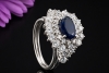 Ring Klassische Weißgold Arbeit mit Saphir im Ovalschliff und Diamanten 