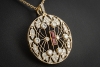 Großer runder Art déco Anhänger mit Diamanten und Rubin in Gelbgold 750 