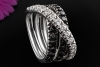 Hollfelder Crossover Ring Schwarze und weiße Diamanten in 750er Weißgold 