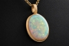 Großer ovaler Anhänger Leuchtender Opal Roségold 750 Goldschmiedearbeit 