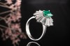 Traum Smaragd Ring Goldschmiedearbeit mit Trapez Diamanten Weißgold 750 