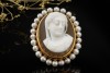 Antiker Klassiker Kamee-Brosche aus Achat mit Perlen in 585er Gelbgold 