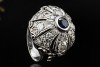 Antiker Cocktail Ring mit Saphir und Diamanten in feiner Weißgold Arbeit 