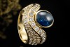 Imposanter Ring mit Cabochon Saphir formschön mit Diamanten Gelbgold 750 