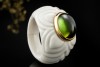 BVLGARI Ring Chandra mit grünem Turmalin Gelbgold 750 und weiße Keramik 
