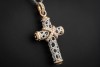 Leo Wittwer Kreuz Anhänger mit Diamanten in 750er Weißgold und Roségold 