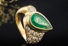 Ring mit Smaragd Tropfen und Diamanten spitz zulaufend in 750er Gelbgold 