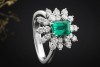 Klassischer Smaragd Cluster Ring mit Diamanten 750er Weißgold 18 Karat 