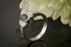 Blumiges Saphir Spiel Ring in 950er Platin Brillanten und Carré Diamanten 