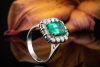 Smaragd Ring Emerald Cut Klassisch mit Diamanten rundum in Weißgold 750 