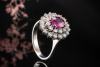 Leuchtender Ring Fancy Saphir Kräftiges Pink mit Diamanten in Weißgold 