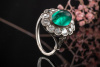 Antiker Ring Vintage Smaragd Cabochon und Altschliff Diamanten Weißgold 