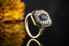 Art Deco Ring mit blauen Saphiren und Brillanten in Gelbgold 750 Arbeit 