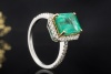 Ring Smaragd Emerald Cut gefasst in Gold mit Diamanten in 750er Weißgold 