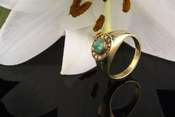 Ring mit Smaragd und 12 kleine Diamanten in 585er Gelbgold