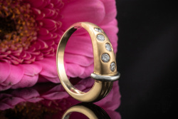 Ring Feurige Brillanten Brillantring mit Weißgold Steg in Gelbgold 585