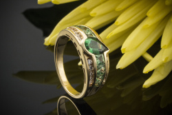 Sommerlicher Ring mit Tsavorit & Brillanten in 750er Gelbgold