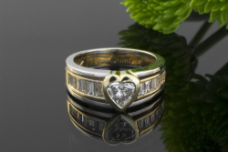 HERZ Ring mit Diamant im Herzschliff & Baguette Diamanten 750er Gold Bicolor