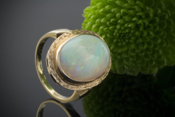 Schimmernder Ring mit großem Opal in 585er Gelbgold