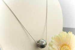 Collier Große Tahiti Zuchtperle mit in 750er Weißgold eingelassenen Brillanten
