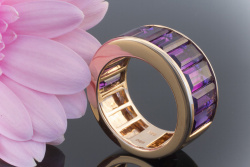 Moderner Designer Ring in 750er Rotgold mit Amethyst im Baguette Schliff