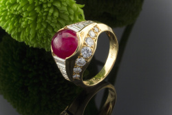 Goldschmiedearbeit Ring mit Rubin Cabochon & Diamanten in 750er Gold