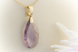 Facettierter Amethyst Anhänger mit klappbarer Öse in 750er Gelbgold 