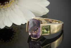 Facettierter Amethyst in verspieltem 375er Gelbgold Ring mit Peridot