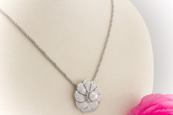 Collier / Anhänger 900er Platin Blume mit Brillanten & fabelhafter Zuchtperle 