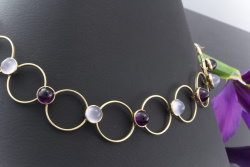 Ausgefallenes Collier Kreisrund mit Amethyst & Mondstein in 585er Gelbgold 43,5 cm