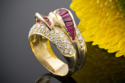 Ausgefallenes Meisterwerk Ring mit Top Brillanten Rubin Baguettes 750er Gold