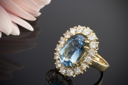 Farbintensiver Aquamarin mit 1,20 Carat VSI Brillanten Ring in Gelbgold 750