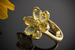 Designer Ring Motiv Blume mit Goldberyll und Peridot in 750er Gelbgold LP 2.710,-