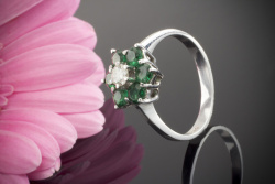 Tsavorit Ring mit 1 Brillant Blume in 585er Weißgold Süßes Design Größe 55