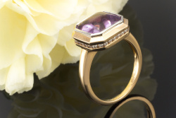 Exklusiver Amethyst Ring seitlich mit Brillanten in 750er Rotgold LP 3.600,-