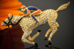 Rennpferd Brosche Jockey auf Galopper mit Brillanten Lapis Koralle 750er Gold