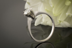 Filigran gearbeiteter Solitär Ring 0,50 Ct mit hohem Sitz in 585er Weißgold