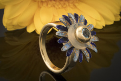 Charlotte Ring Blütezeit mit blauem Stein in 750er Gelbgold 