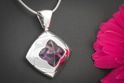 Bulgari Großer Anhänger Pyramid mit Amethyst in 750er Weißgold 