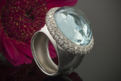 Pomellato Eisberg Ring mit Edeltopas Blautopas und Brillanten Massiv in Weißgold