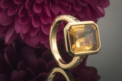 Gelber Saphir Ring mit seitlichem Brillantbesatz in 750er Rotgold Gold