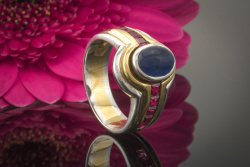 Bicolor Ring Saphir und Rubin Blau und Rot 750er Gelbgold Weißgold Bicolor