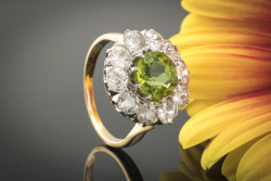 Antiker Ring mit Peridot Olivin und 2 Carat Top Brillanten in Rotgold 