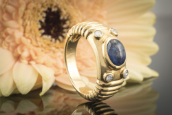 Traumhafter Saphir Cabochon Ring Prächtig modern mit Brillanten in 750er Gold