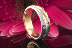 Ring mit Diamanten im Brillantschliff in Bicolor Gelbgold Weißgold 