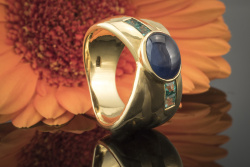 Saphir Cabochon Ring mit Smaragd Carrés breit und Massiv in Gold 750