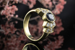 Erlesener Ring mit Saphir Oval und Top Wesselton Brillanten in Gold 750