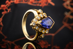 Besonderer Ring mit leuchtendem Tansanit und Top Brillanten in Gold 750