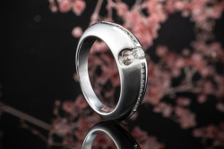 Besonders und modern gestalteter Ring mit Top Brillanten in Weißgold 750