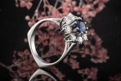 Royales Blau Saphir Ring mit Top Wesselton Brillanten in 585er Weißgold